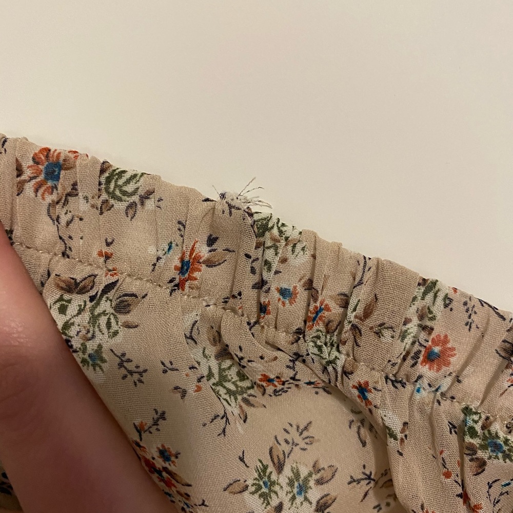Dainty Forever 21 Sheer Blouse. - Picture 5 of 6